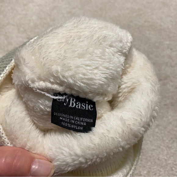 NWT Women's Metallic Silver Pom lined Beanie Cuffed Stocking Cap Hat - Picture 4 of 7